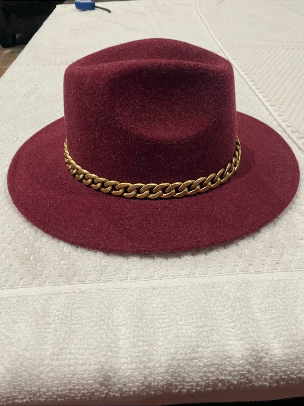 Cherokee Burgundy Felt Fedora with Gold Chain Trimu